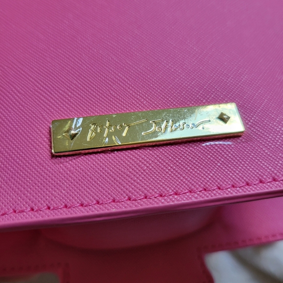 ✨️HP✨️Betsey Johnson | NWT Cute Pink Beach Dog House Shaped Crossbody Bag - Picture 8 of 12